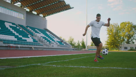 Ein-Fußballspieler-In-Ausrüstung-Auf-Dem-Fußballfeld-Erhält-Einen-Pass-Und-Bearbeitet-Den-Ankommenden-Fußball-Technisch